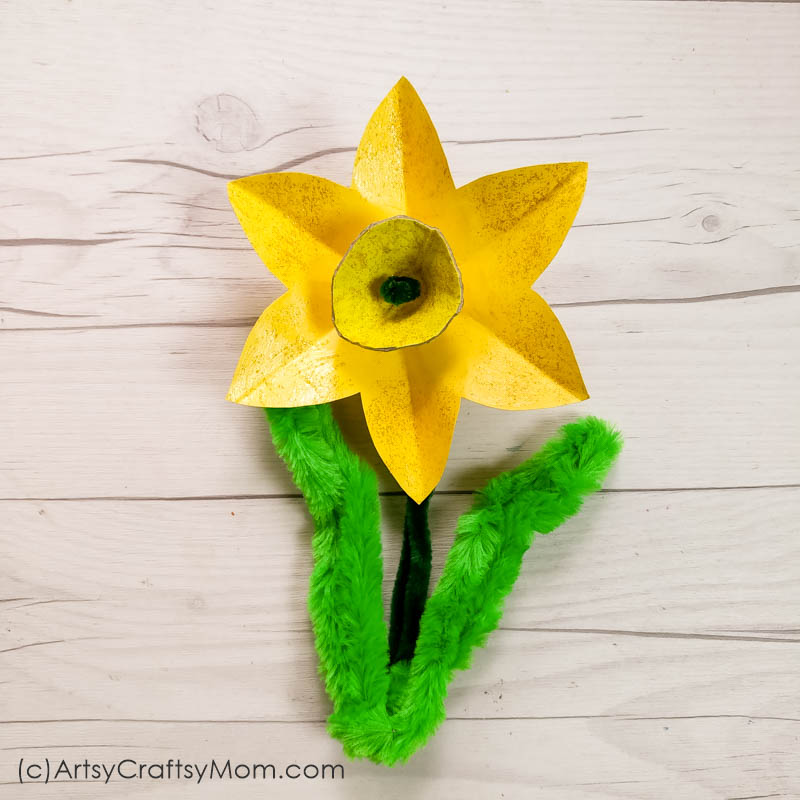Egg Carton Daffodil craft is a stunning way of making the best out of waste. This cheerful flower art along with a cute frame is bound to spread an exuberant mood.