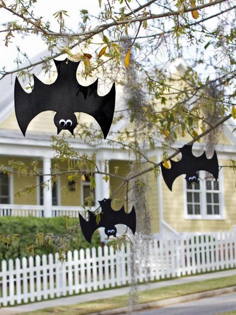Upside down foam crafts - 10 Easy Halloween Bat Crafts for Kids - Bats Art Projects, Toilets Paper Roll Bats, Foam Bats. Hang around the house as October is Bat Appreciation Month