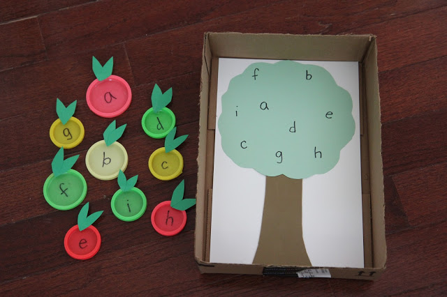 apple tree lid matching aplphabet game - Top 10 Easy Apple Crafts For Kids via ArtsyCraftsyMom - Games, prints, playdoh, paper plates -everything to get your kids excited about Fall with fun and easy apple crafts!