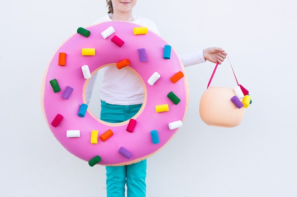 DIY-Donut-Costume-and-Donut-Hole-Treat-Bucket- Try these 21+ Last minute Halloween costume ideas that are both creative and easy and you can pull off in less than one hour. Minions, bandits, dolls and more