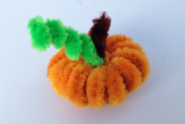 pipe cleaner pumpkin - Here is a special Halloween diorama that is fun to make and play with too! Made of basic craft supplies and recycled materials, this is a must try craft!