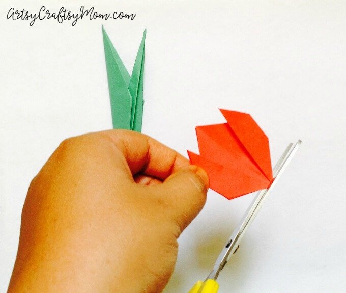 eenvoudig origami Tulpenvak voor kinderen-een perfect origami voorjaarsvakje of zelfs mooier verwerkt in een Moederdagkaart.'s Day Card.