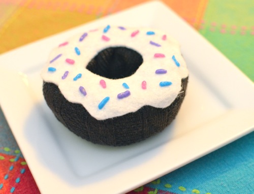 Doughnuts are delicious, but you can also make crafts based on them! Here are 10 fun donut crafts, just in time for National Doughnut Day.