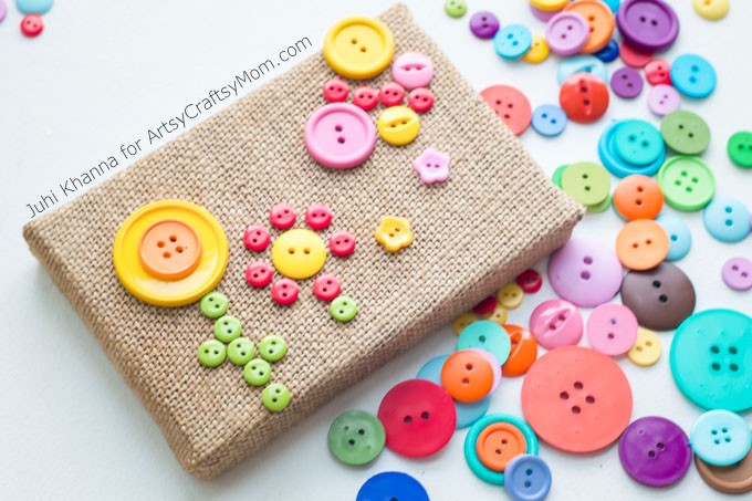 Adorable no-sew DIY Burlap Button Flower Garden Wall Art. An easy Nameplate & flower garden craft for kids and grown-ups that can be lovely unique homemade gifts too.
