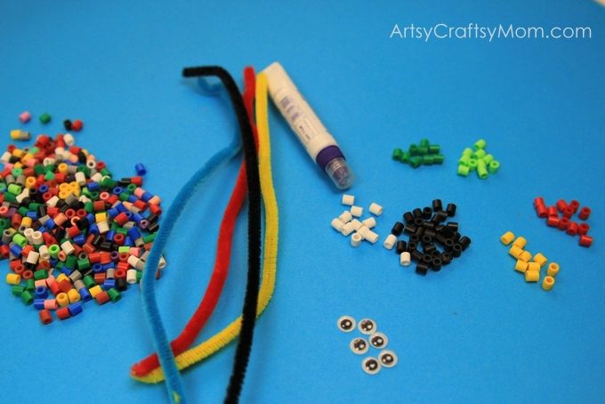 Forget about creepy snakes, and make this DIY Pipe Cleaner and Bead Snake Craft instead! Use them as bookmarks, bag charms, key chains and much more!
