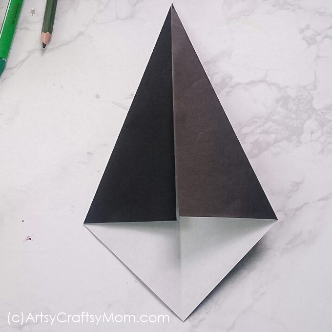 Penguins live in the Southern hemisphere, but you can bring them to your home! Here is an easy Origami Penguin Craft, with a step by step tutorial to help.