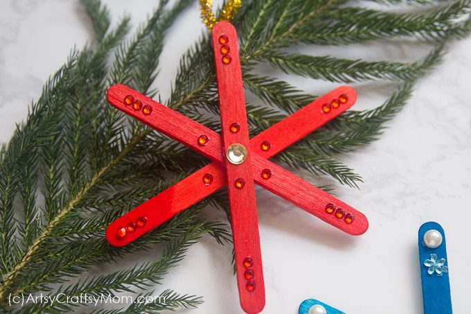 No two snowflakes are alike, and our DIY Popsicle Stick Snowflake Ornament is also one of its kind! Make them in different colors to brighten up your tree!
