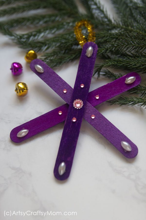 No two snowflakes are alike, and our DIY Popsicle Stick Snowflake Ornament is also one of its kind! Make them in different colors to brighten up your tree!
