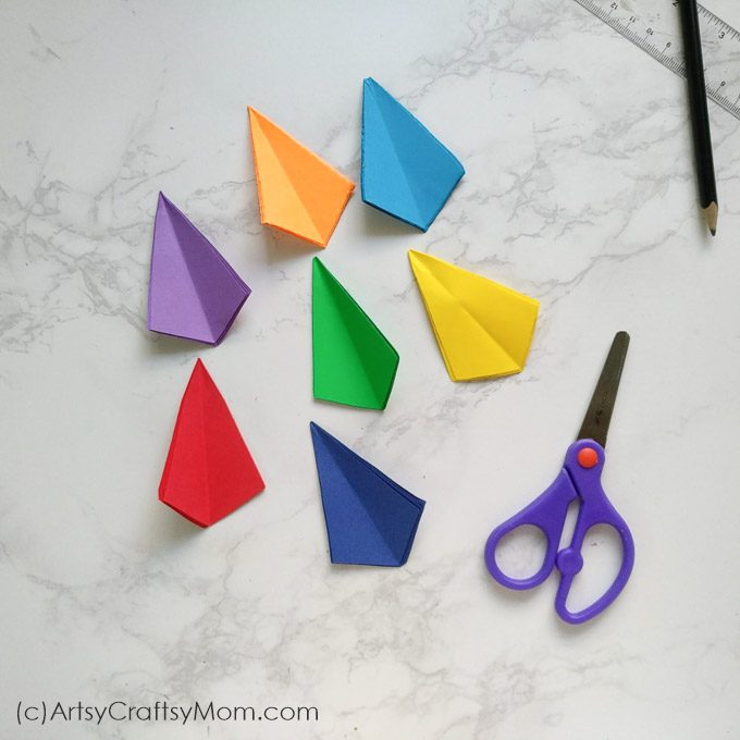 Easy step by step instructions on how to make this Sankranti Craft for Kids- DIY Paper Kite Mobile. Easy kite crafts for kids, perfect for Sankranti and Kite Day. #Kitecraft #sankranti #Nurserydecor #paperkite #kidscraft #artsycraftsymom