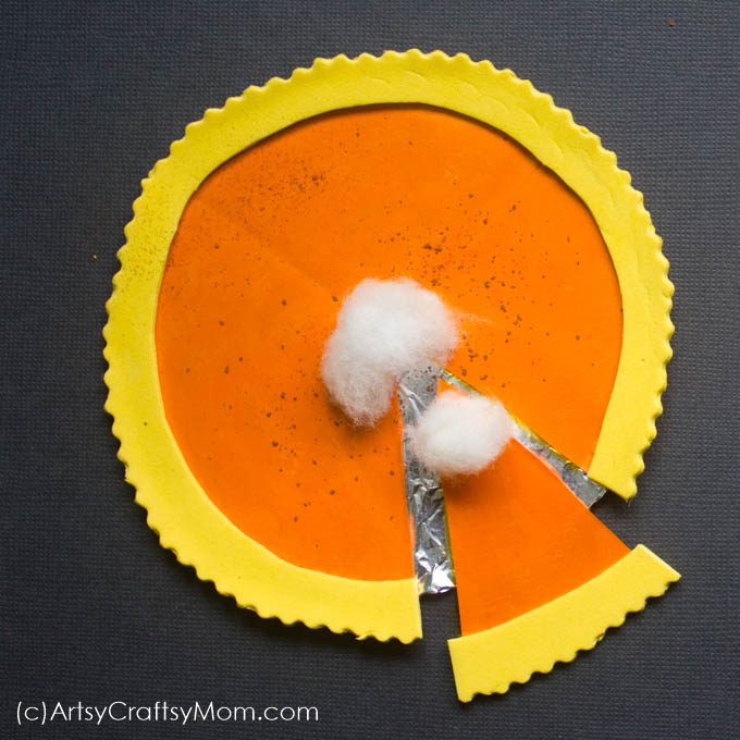 Take pretend play food to the next level with a fun Paper Pie Craft for kids! Make pumpkin and blueberry pies out of simple paper collages!