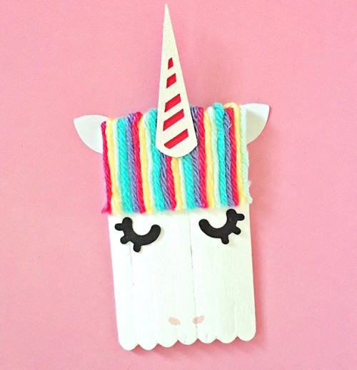 These simple Popsicle Stick Crafts for kids are perfect to while away a rainy afternoon or boring weekend! Make, play and enjoy these fun crafts with your friends!