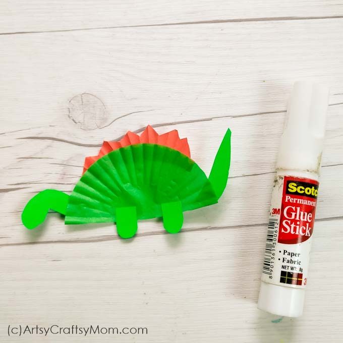 Here's a cute cupcake liner dinosaur craft, perfect for preschoolers and early school goers to try! Cut out the shapes and let them do the rest!