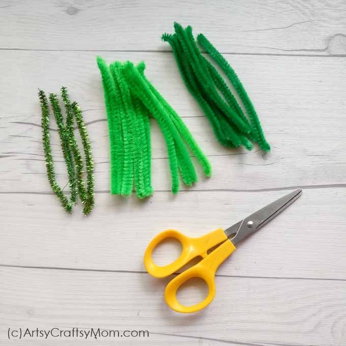Looking for a last minute Christmas craft? This Pipe Cleaner Wreath Ornament will take all of 10 minutes to make, and the supplies are already lying around!