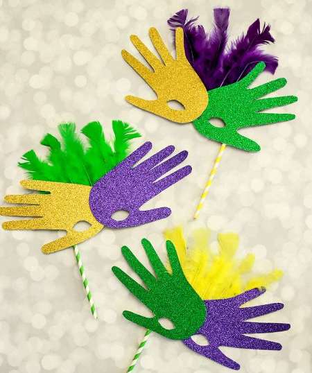 Celebrate the enthusiasm and grandeur of Mardi Gras with these colorful Mardi Gras Crafts for Kids! Easy to make and loads of fun!!