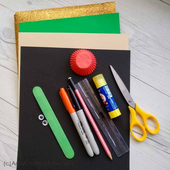 Kids will love this cute Leprechaun Popsicle Stick Craft that's perfect for St Patrick's Day! Use as bookmarks or place in your pen holder as quirky decor!
