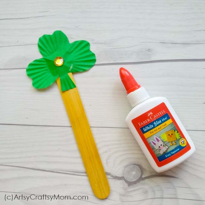 Celebrate two classic icons of St Patrick's Day with our Rainbow and Shamrock Popsicle Stick Craft! All you need are cupcake liners, craft sticks and paper!