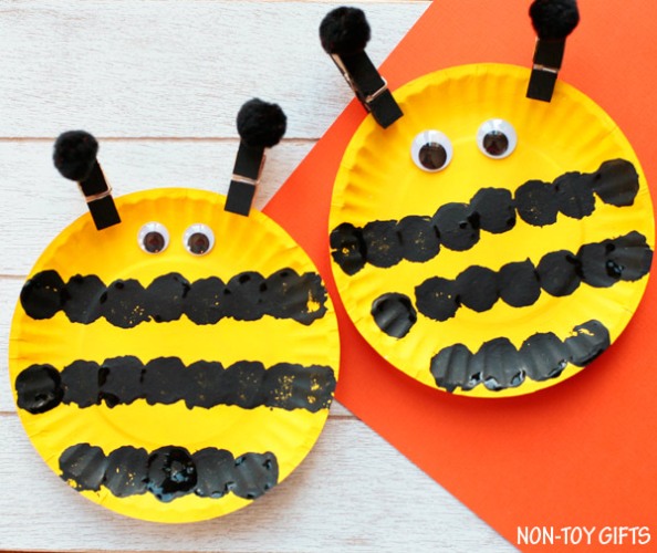 This World Bee Day, gather whatever you can find and make these cute bee crafts for kids! Clay, egg cartons, toilet rolls or craft sticks - use them all!