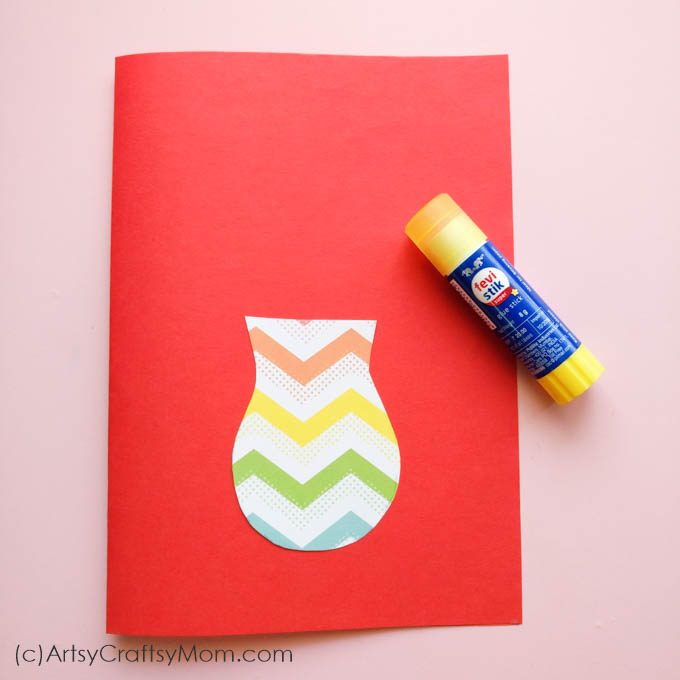 Use craft paper in different colors to make this crumpled Paper Flower Mother's Day Card for Mom! Perfect project for preschoolers and kindergarteners!