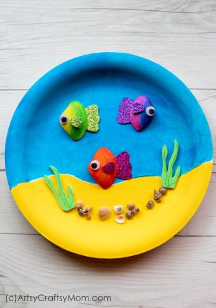 This Sea Shell Fish In an Aquarium Craft is gorgeous enough to hang on your wall! Gather big and small sea shells to put together this easy craft!