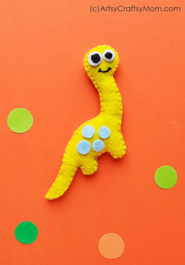 This DIY Felt Dinosaur Plushie is the perfect project for a little dinosaur fan! Turn it into a cute pencil topper or a bag charm for your school bag!