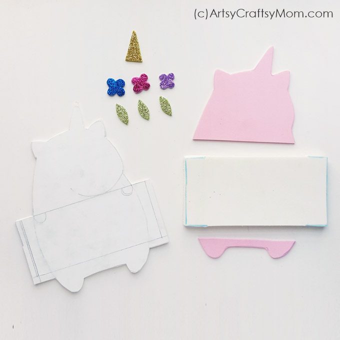 Never miss a memo again! Use this DIY Foam Unicorn Pin Board to store your messages, quotes, photos or anything at all and keep your workplace organized!