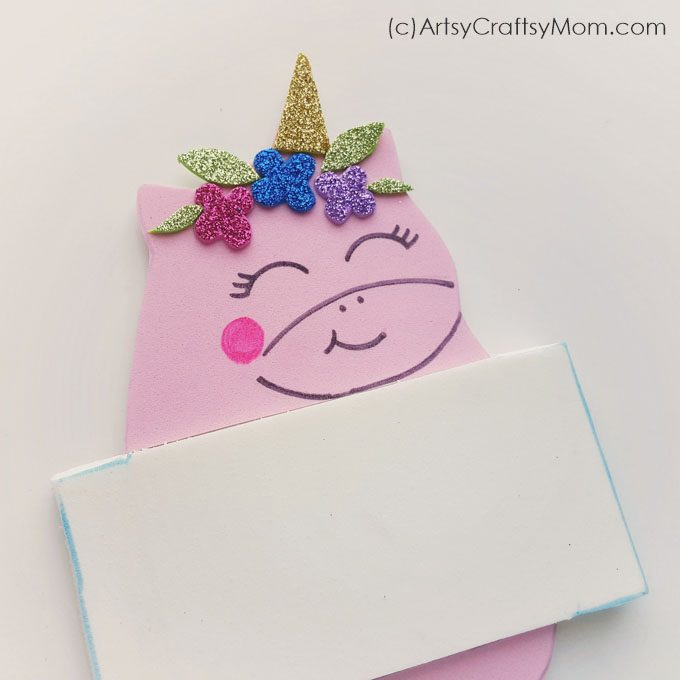 Never miss a memo again! Use this DIY Foam Unicorn Pin Board to store your messages, quotes, photos or anything at all and keep your workplace organized!