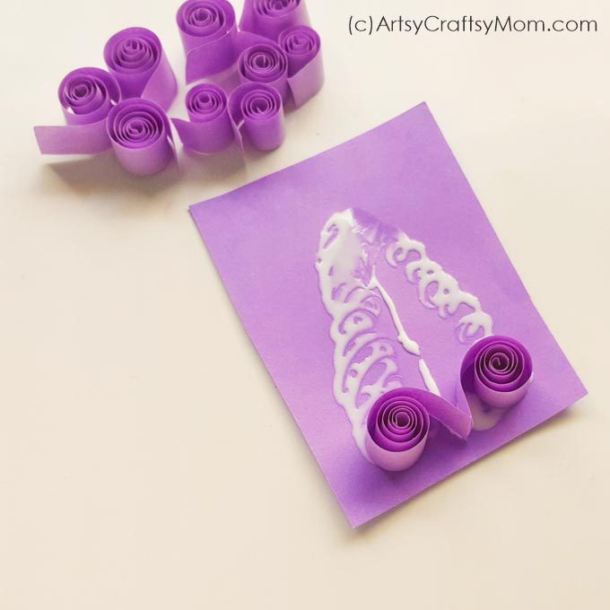 How pretty is this Rolled Paper Hyacinth Spring Flower Craft? Make these to decorate handmade cards, gifts or spring-theme wall decor!