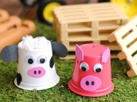Feed the animals, plant veggies and learn about life on the farm with these fun and fresh farm crafts for kids! Perfect for preschoolers and primary kids.