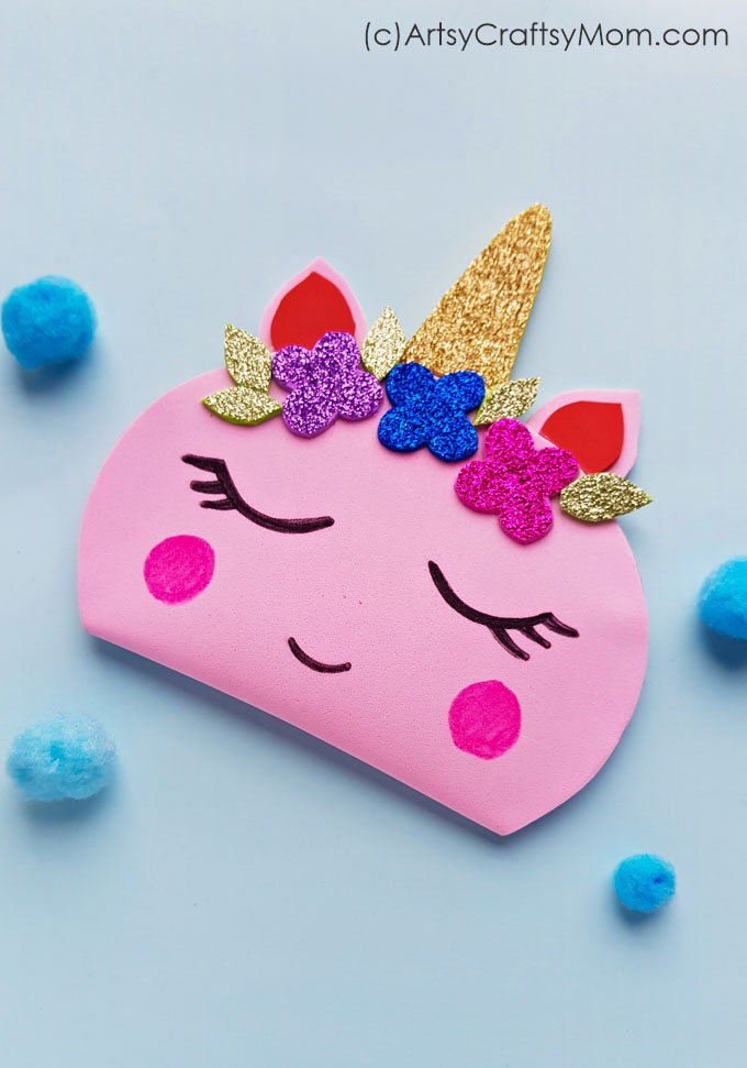 This No Sew Foam Unicorn Pouch makes the perfect DIY gift for a friend who loves with unicorns! With glitter and pretty colors, this is sure to be a hit!