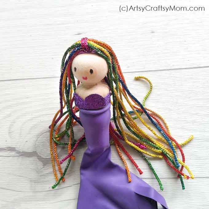 You don't need too many things to make this gorgeous Peg Doll Mermaid Craft! Dress up her in any color of your choice & get ready for lots of pretend play!