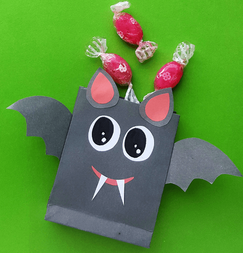 Need the perfect bag to store all that candy? Check out these easy DIY Halloween Treat Bags for kids to make and take Trick o Treating with their friends!