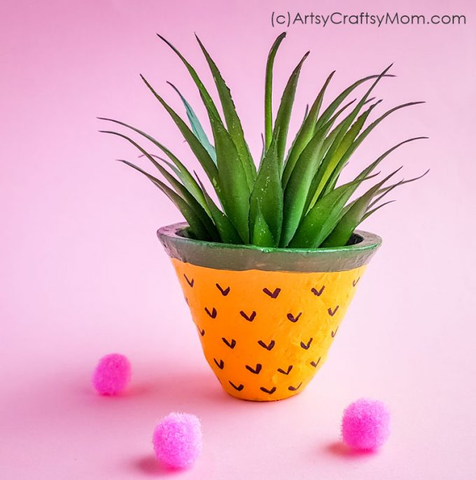 This DIY Pineapple Planter Art is just too adorable for words! Perfect to brighten up your room while and bring some life to it. Also makes a great gift!