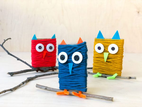 Get out those balls of yarn - here are 20 Colorful Yarn Crafts for Kids - and the kids at heart! Perfect for a weekend with the family!