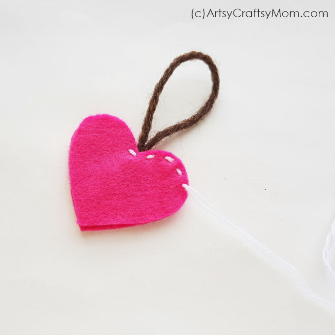 Need an easy Valentine gift? This Easy Stuffed Felt Heart Bag Tag Craft is the perfect project to make, and requires little time and effort!