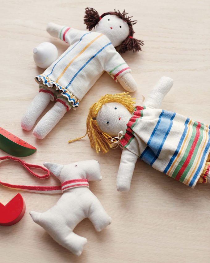 These Adorable DIY Dolls that you can Make Yourself are the perfect gift for a little girl or boy you know! Don't forget to make clothes & accessories to match!