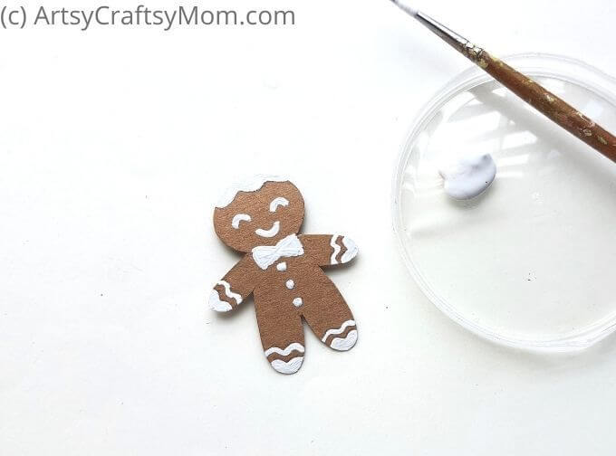 These Gingerbread Cookie Puppets are sure to delight you and your loved ones this holiday season! Easy to make and super cute to gift!