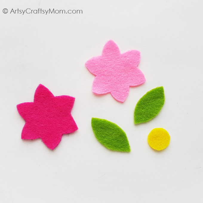 This Felt Flower Bookmark Craft is the ideal spring DIY & makes a great gift for Mother's Day or Teacher's Day! Easy to make, even for beginners.