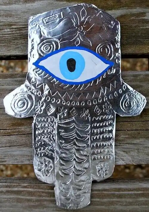 These magnificent Morocco crafts for kids are perfect to learn about the rich culture of this amazing country! Perfect for all ages, from tots to teens!