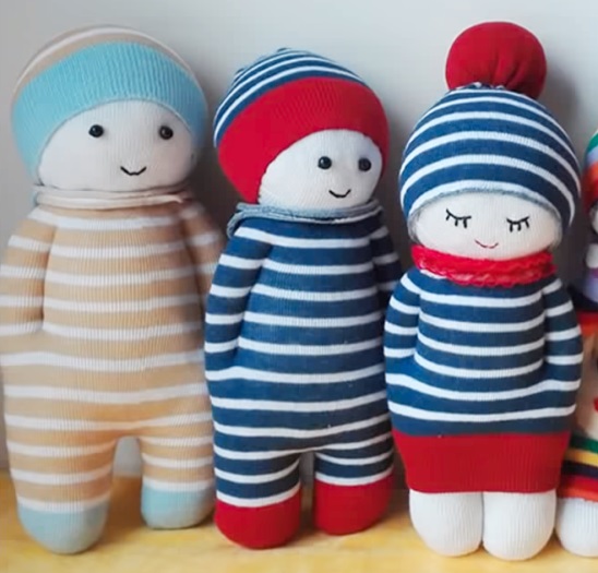 Looking for some ideas for DIY sock toys to make use of your old socks? Well, you're in luck because we've got quite a roundup for you today!