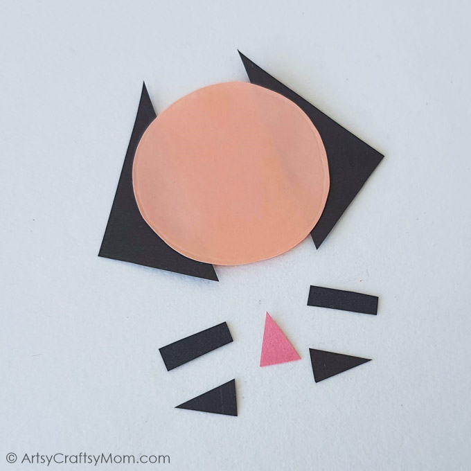 Have fun with this Easy Shape Nutcracker Craft, that's a great activity for preschoolers and kindergarteners to learn about shapes & play with them!