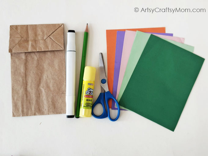 How cute is this paper bag mermaid puppet? It's the perfect craft for mermaid fans and goes well with a reading of 'The Little Mermaid'!