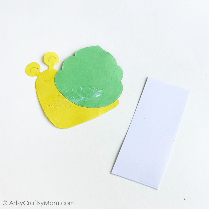 Welcome spring with a Papercraft Snail Bookmark Craft for Kids! Super fun and incredibly easy - all you need is basic craft supplies & you're ready!