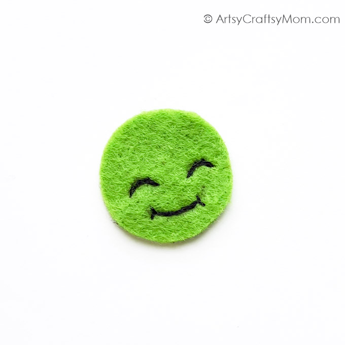 How cute is this felt caterpillar craft? It's a plushie that's easy to make even for kids and sewing beginners, with basic supplies you can easily find!