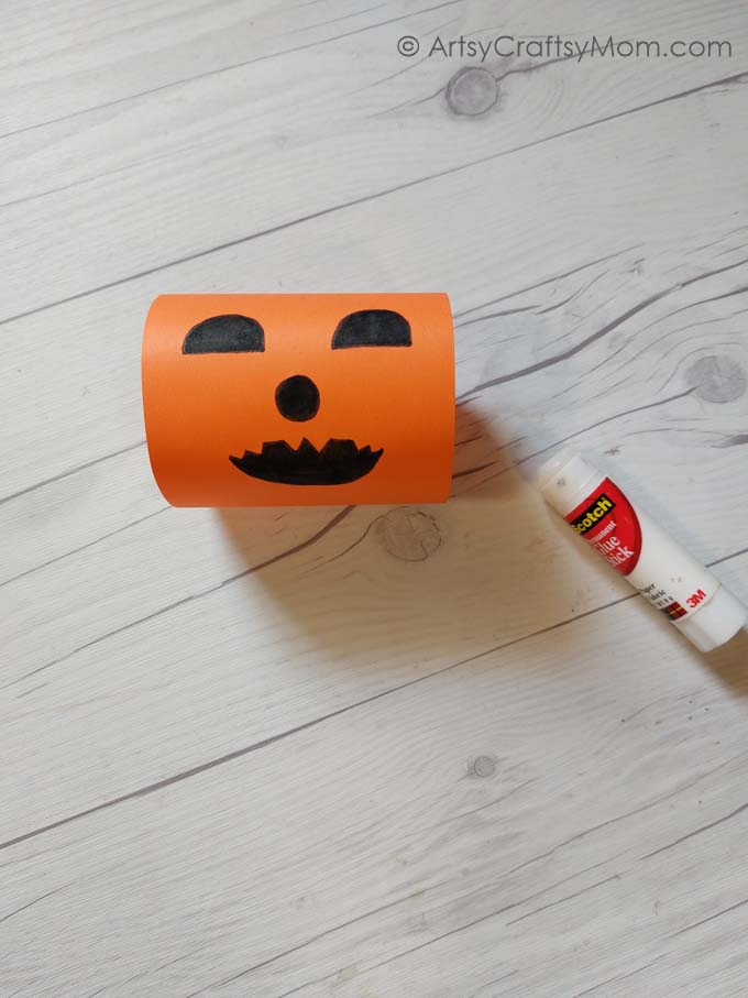 Here are some Creative Rolled Paper Halloween Crafts for Kids that work well for Halloween & Thanksgiving! Make your favorite, or make them all!