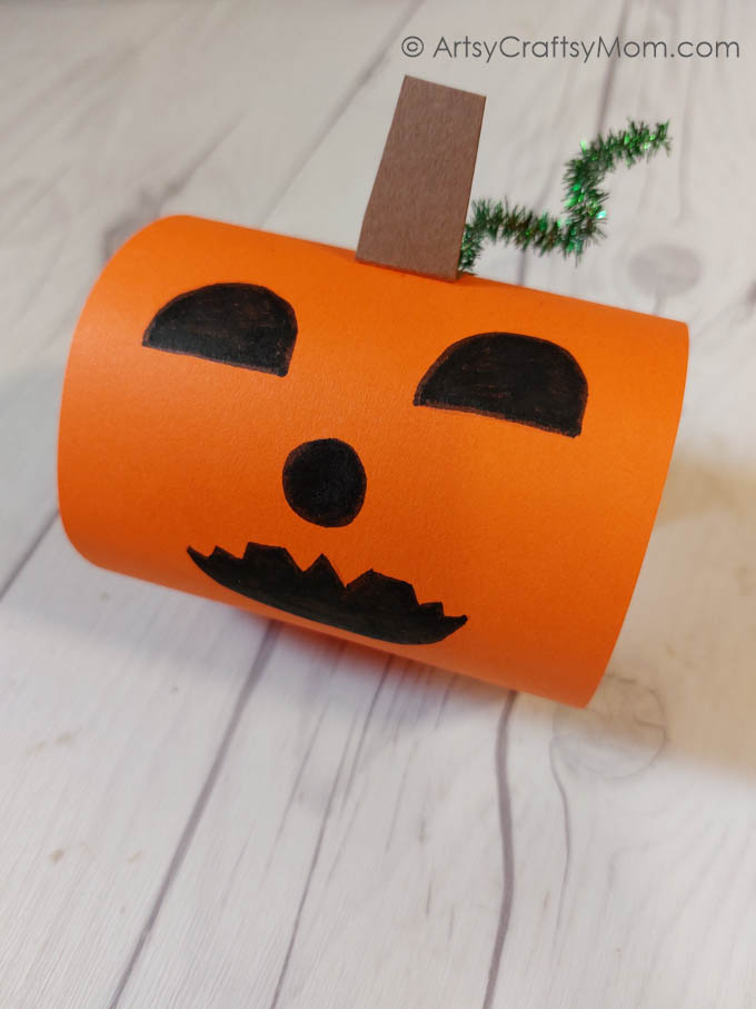 Here are some Creative Rolled Paper Halloween Crafts for Kids that work well for Halloween & Thanksgiving! Make your favorite, or make them all!