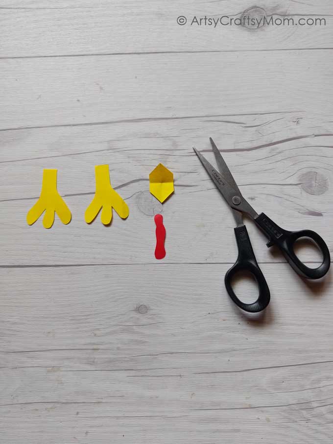 Here are some Creative Rolled Paper Halloween Crafts for Kids that work well for Halloween & Thanksgiving! Make your favorite, or make them all!