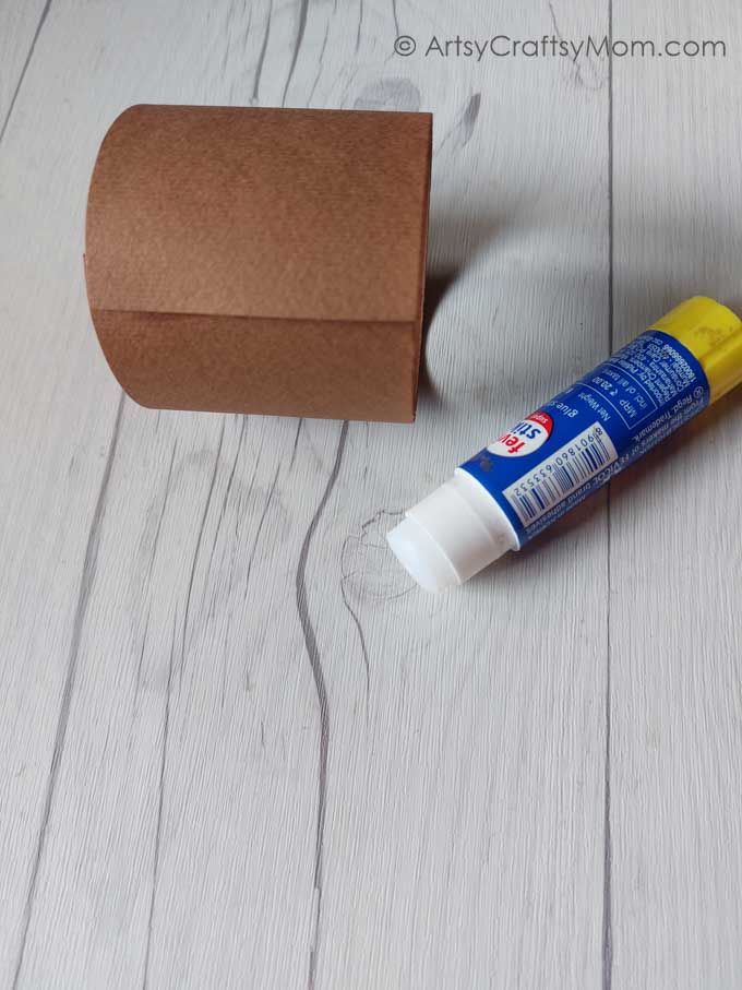 Here are some Creative Rolled Paper Halloween Crafts for Kids that work well for Halloween & Thanksgiving! Make your favorite, or make them all!