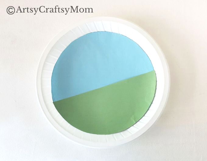 Peppa's popularity is incomplete without her family, which is why we're celebrating with an easy and fun Paper Plate Peppa Pig Family Craft!