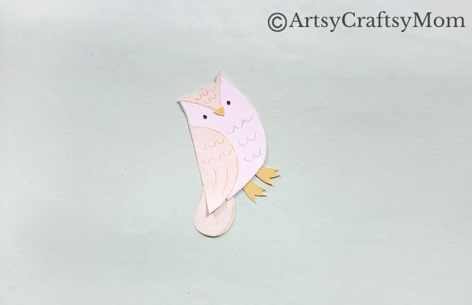Hoot hoot! Here's a fun and easy owl bookmark craft that kids will love to make! It's perfect to make your spring reading much more fun!