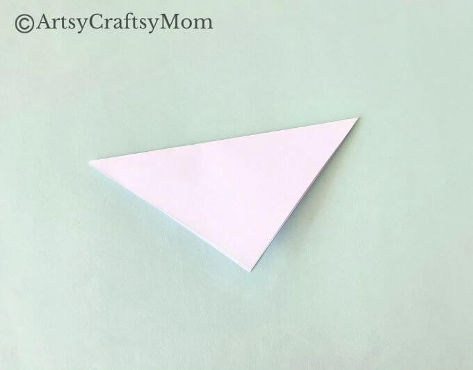 Here's a beautiful tulip corner bookmark craft that's perfect for spring that's coming! Features a printable template that you can use in the craft!